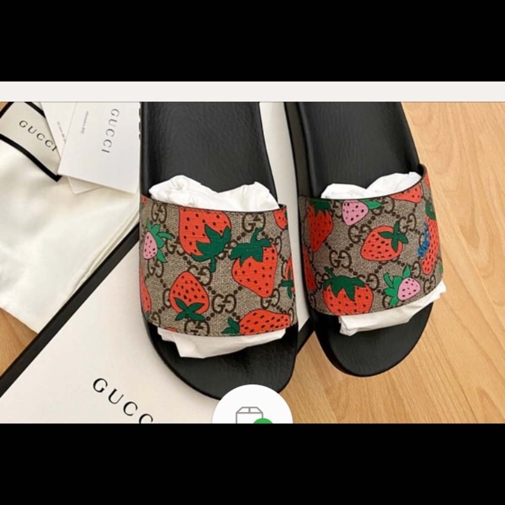 Gucci GG Supreme canvas Gucci Strawberry Slide